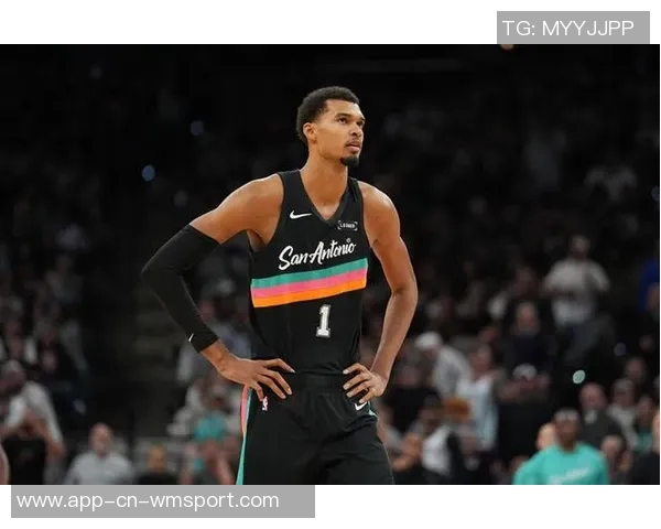 文班受伤期间积极参与球迷组织助威训练效仿欧洲足球精神