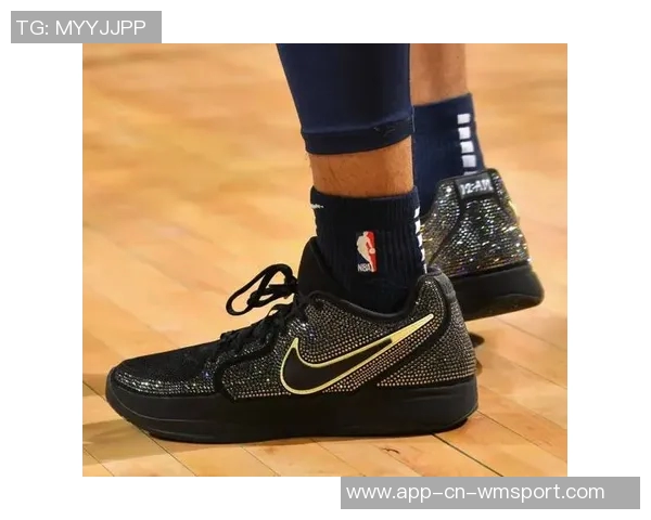 Nike推出多款圣诞特别配色球鞋詹姆斯库里杜兰特莫兰特文班代言款齐亮相