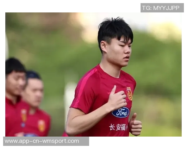 媒体人解读杨立瑜竖大拇指事件背后的真实情感与球迷互动的误解